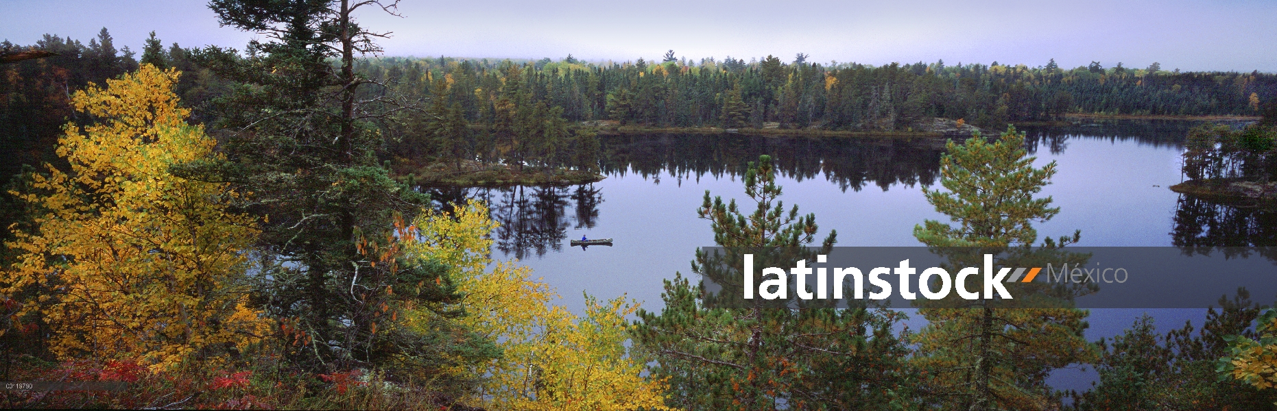 Turísticas, canotaje en el lago, límite aguas canoa zona desierto, Minnesota