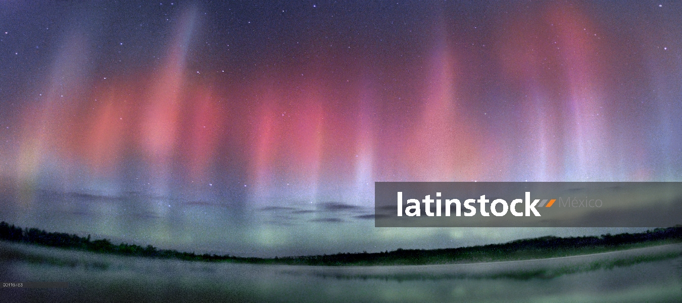 Aurora Boreal sobre el lago de jaspe, Northwoods, Minnesota