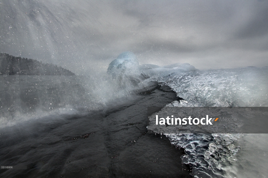 Hielo y estrellarse onda a lo largo de la pala punto, Superior de lago, Minnesota