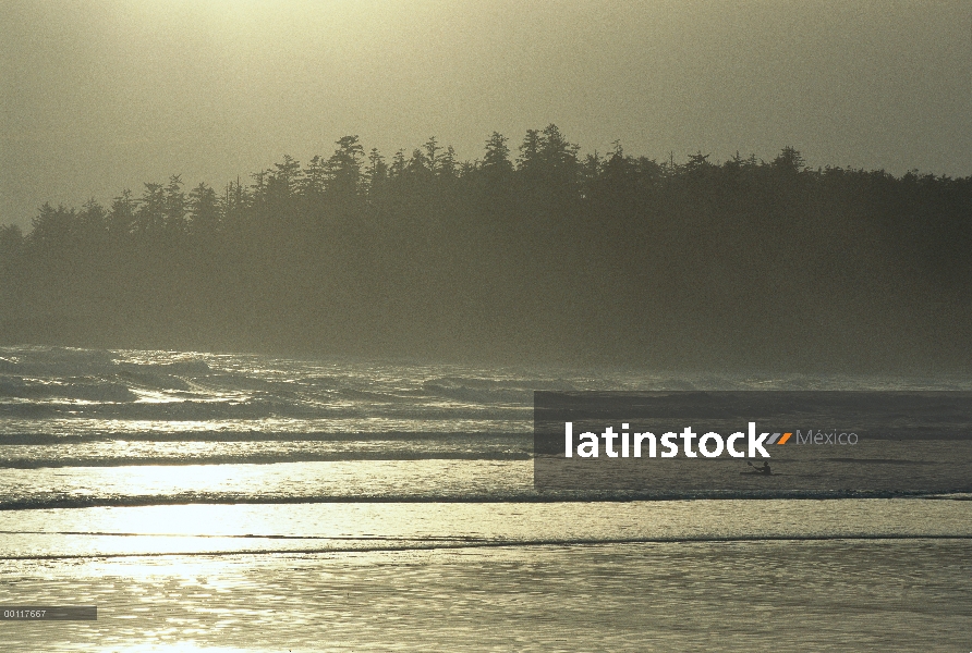 Kayak de surf a lo largo de Long Beach, sonido de Clayoquot, isla de Vancouver, Columbia Británica, 