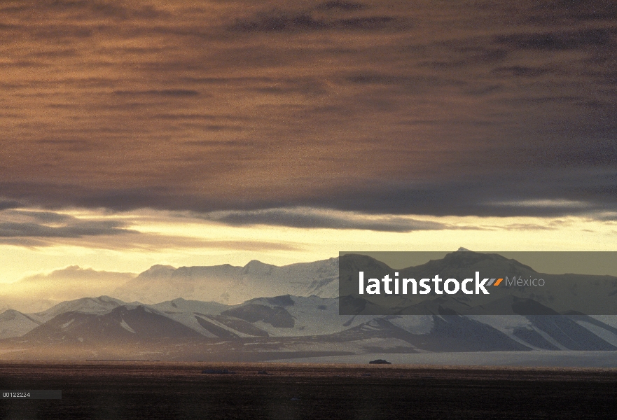 Puesta de sol sobre las montañas, Antártida