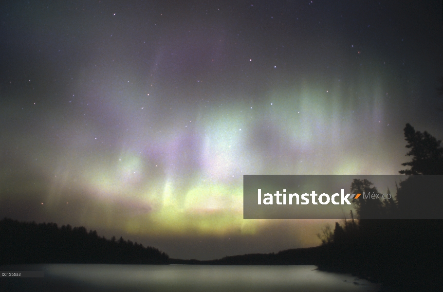 Aurora Boreal sobre límite aguas canoa zona desierto, Moose Lake, Minnesota