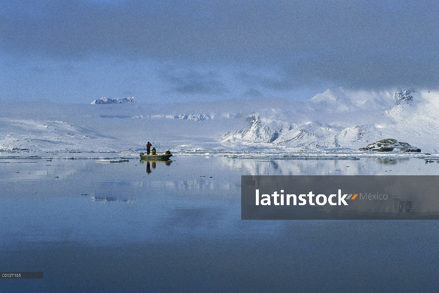 Barbudo sello (Erignathus barbatus) investigadores buscando sellos, Svalbard, Noruega