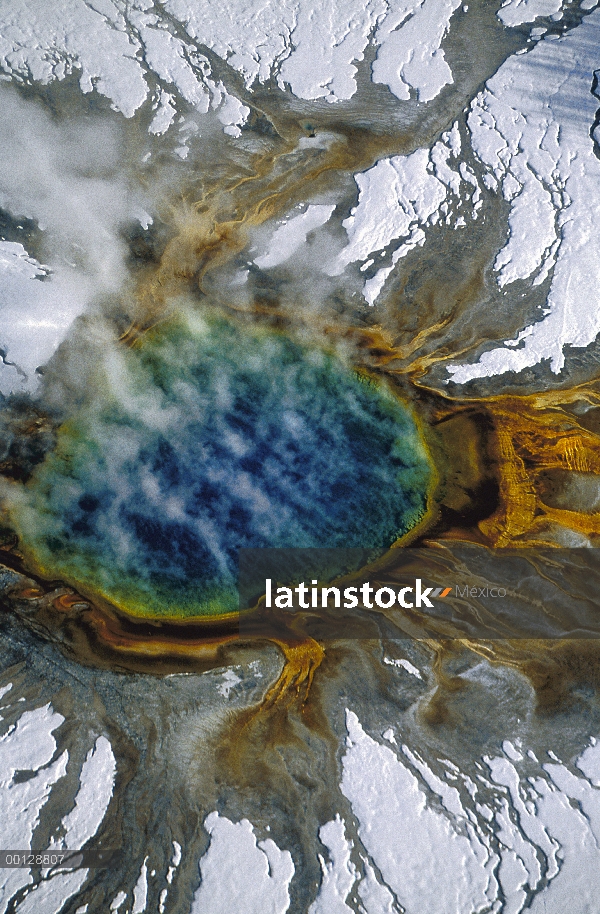 Vista aérea del gran prismático piscina en invierno, Midway Geyser Basin, Parque Nacional de Yellows