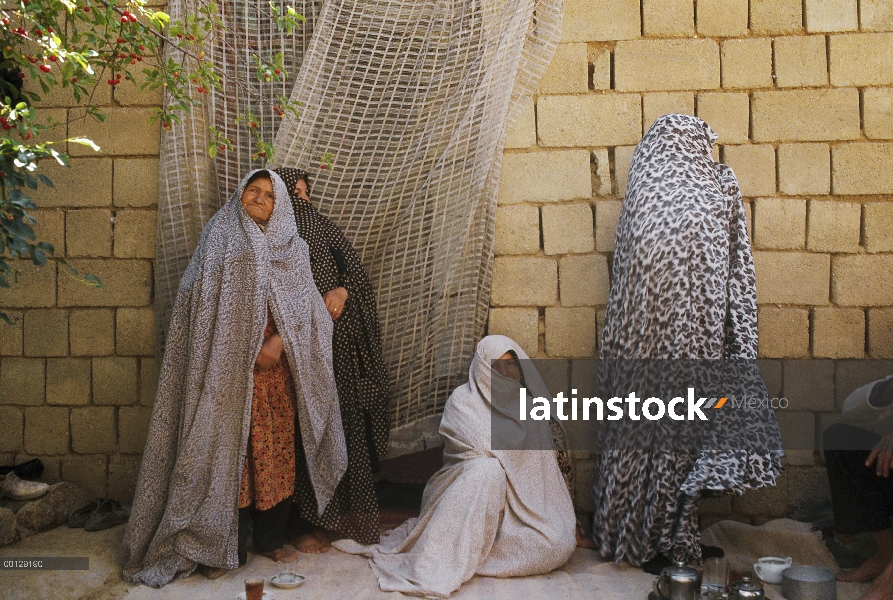 Montugary familia sirve té, Deh Bala, Irán