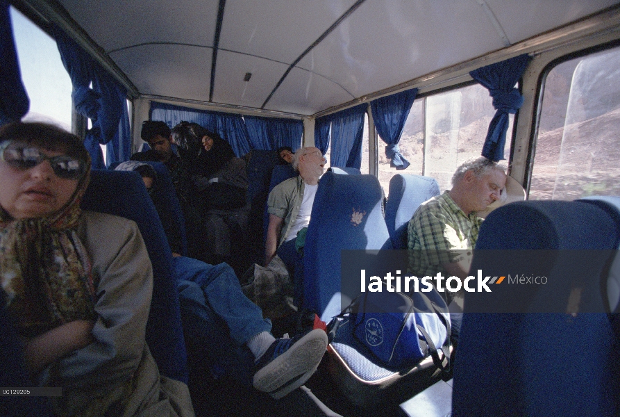 Autobús lleno de biólogos dormir después de un largo día de caza en el desierto, Irán