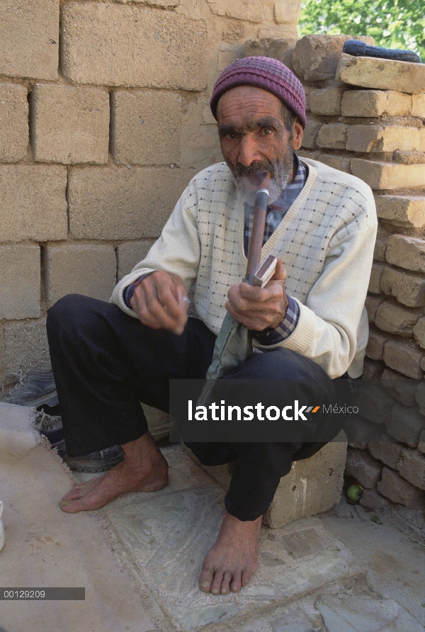 Hombre fumando una pipa, Deh Bala, Irán