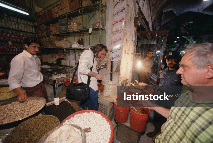 Bob Macy y Ted Papenfuss comprar suministros para el campo de trabajo en el Bazar de Kerman, Irán