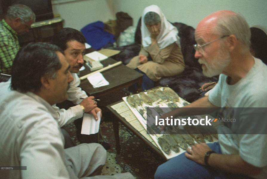 Jim Patton mostrando a importantes universitarios sus ejemplares en la casa de huéspedes de la estac