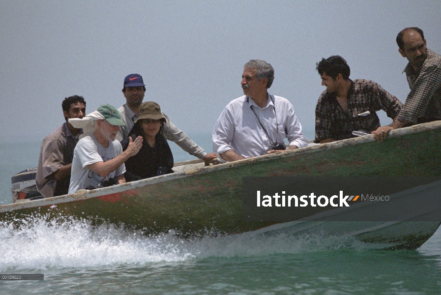 Jim Patton y Sheda con iraní mammologist Houshang Ziaie en barco en camino a manglares, Hara área pr