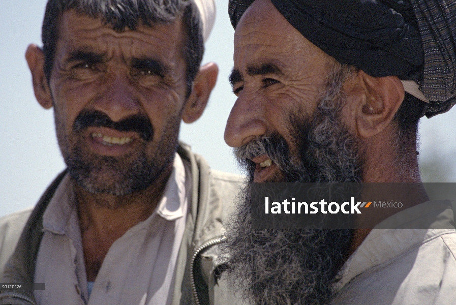 Agricultores que recogieron erizos para Jim Patton, estación agrícola cerca de Zabul, Irán