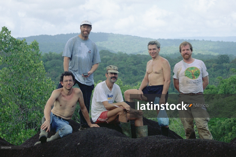 Fotógrafo Mark Moffett en derecho con expertos de la hormiga-planta, Guayana francesa