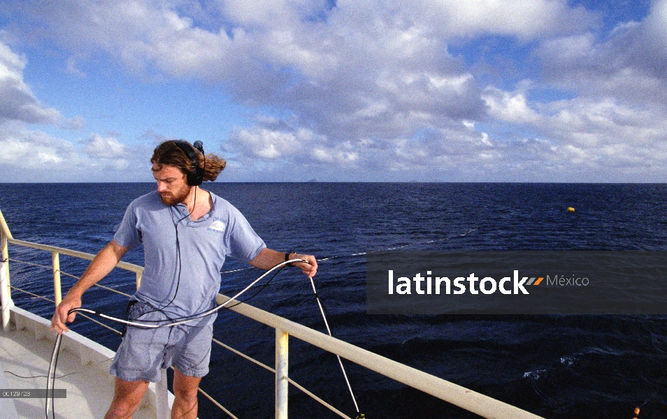 Investigador de ballenas Minke (Balaenoptera acutorostrata) enano Jason Gedamke usando hidrófonos pa