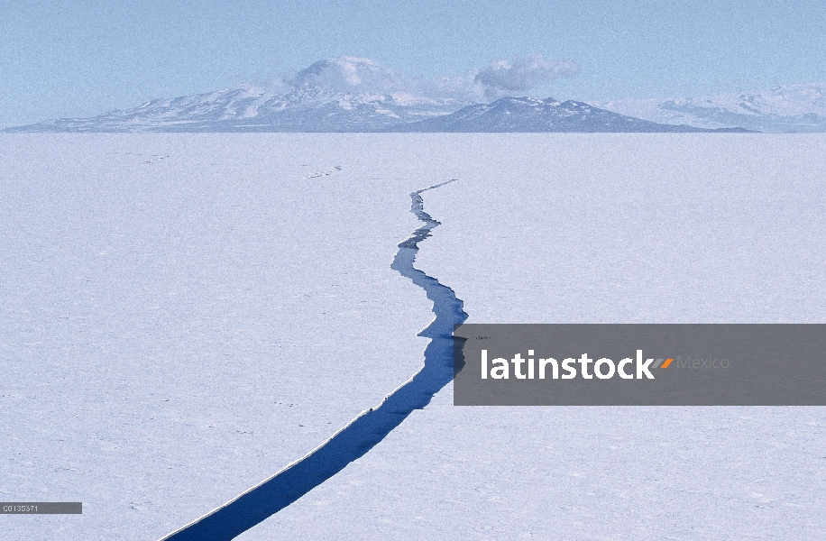 Divisiones de hielo mar revelar cables largos en verano, abriendo pasajes para la vida marina viajar