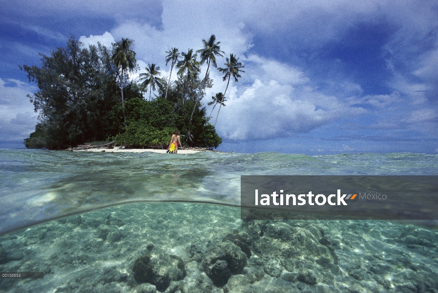 Por encima y por debajo de la vista del agua del arrecife de coral y la isla tropical, las Islas Sal