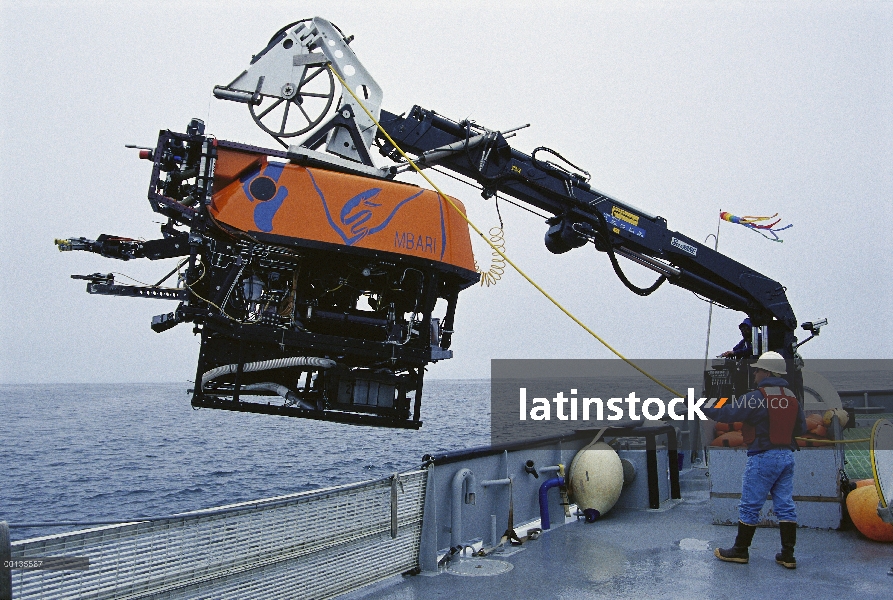 Sumergibles ROV Ventana se bajaron por la grúa de MBARI nave, Point Lobos, Bahía de Monterey, Califo