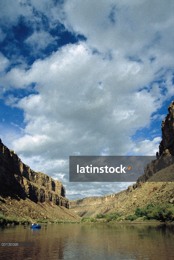 Rafting en el río Colorado a través del gran cañón, Parque Nacional Gran Cañón, Arizona