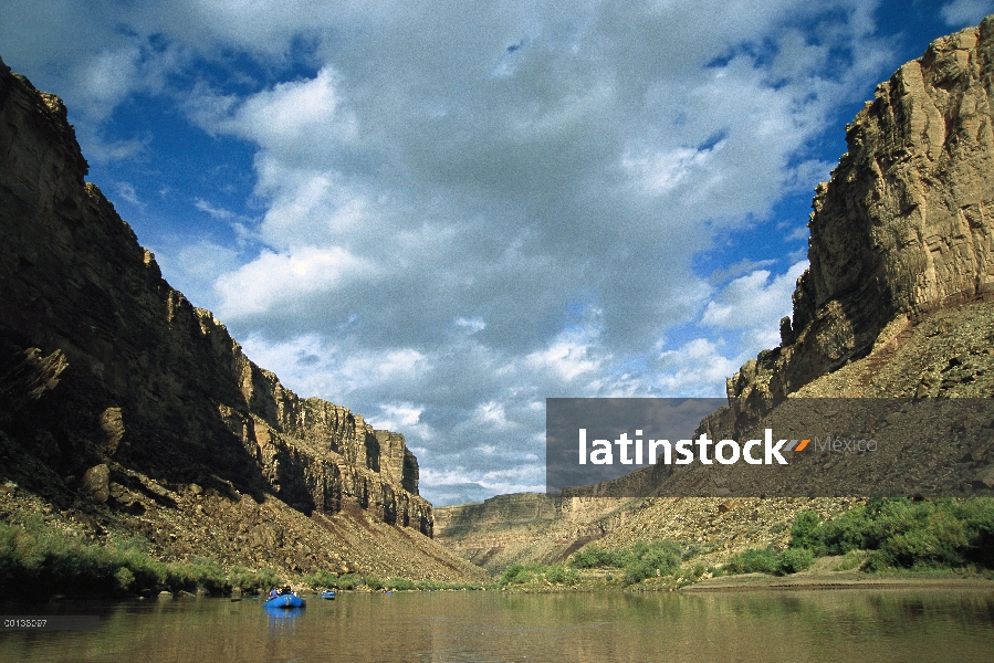 Rafting en el río Colorado a través del gran cañón, Parque Nacional Gran Cañón, Arizona