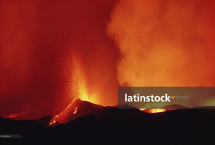 Erupción con lava fountaining y salpicaduras cono la formación a lo largo de una fisura radial en el