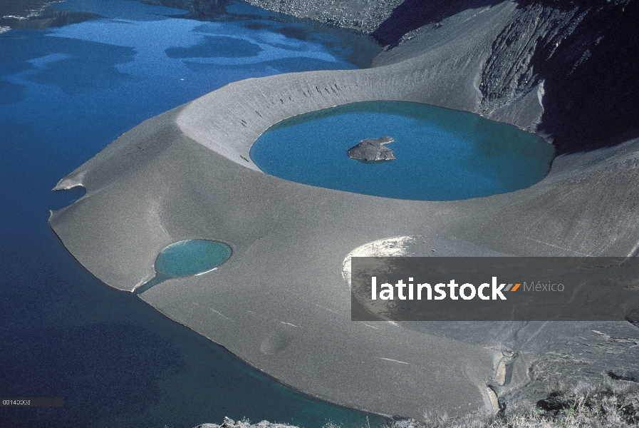 Caldera de Cerro Azul con el cono de lago y tufa a 5.900 pies, volcán de Cerro Azul, Isla Isabel, Is