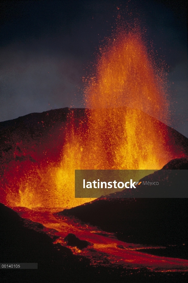 Erupción volcánica, formación de cono de salpicadura y fuente de lava de fisura radial, febrero de 1