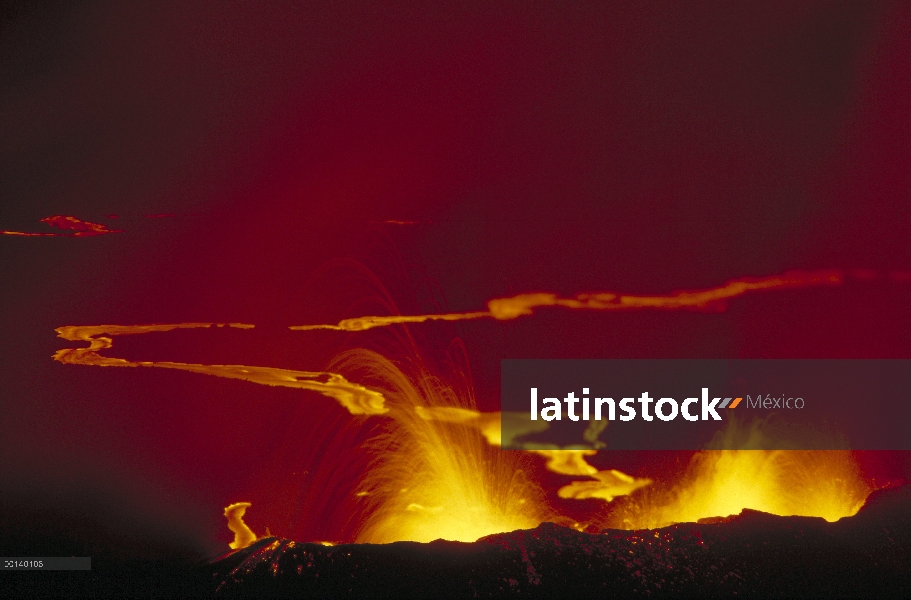 Erupción volcánica, flujo de lava y fuente de fisura circunferencial, volcán Chico, Sierra Negra, Is