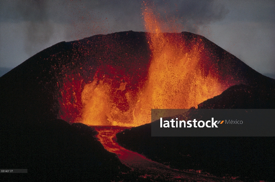 Erupción volcánica, formación de cono de salpicadura y fuente de lava de fisura radial, febrero de 1