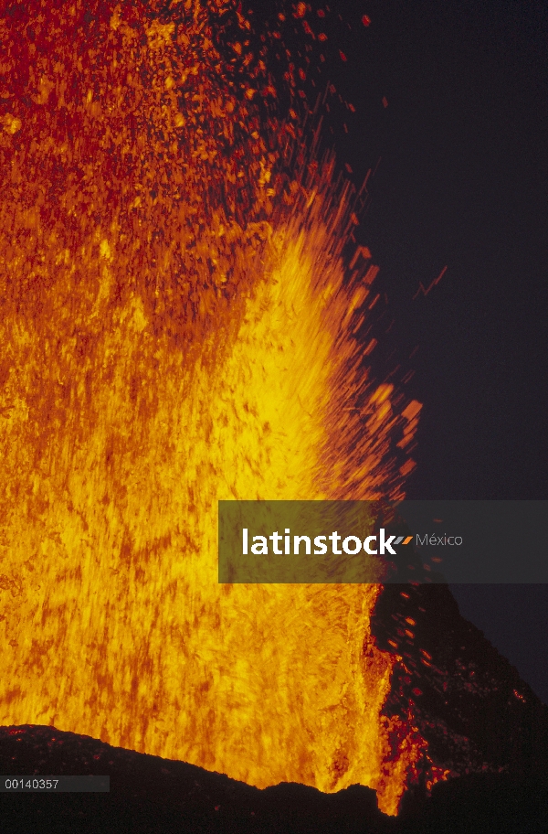 Fuentes de lava de respiradero eruptivo a lo largo de una fisura radial en el flanco del escudo volc