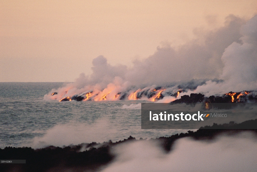 Una colada de lava Aa entrar mar a lo largo de la costa escarpada con el vapor resultante humaredas,