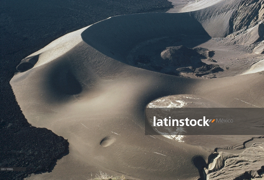 Caldera de Cerro Azul con la formación de toba en 1974 cuando el piso de la caldera era lago seco, n