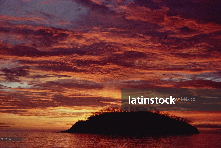 Atardecer isla Mariela, coloridas puestas de sol son típicas de las condiciones climáticas en las zo