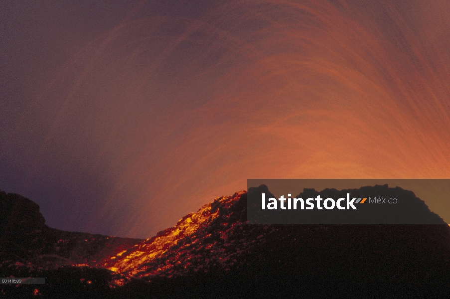 Impactos de bomba en respiradero eruptivo de la fuente de lava a lo largo de fisura radial en el fla