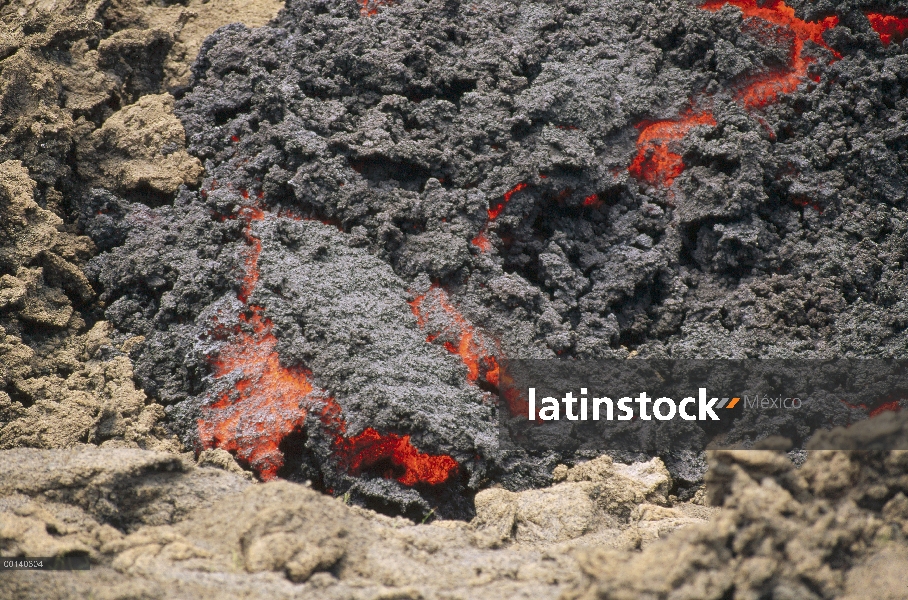 Flujo de lava Aa avanzan lentamente cubriendo mayor flujo resistido, cabo Hammond, Isla Fernandina, 