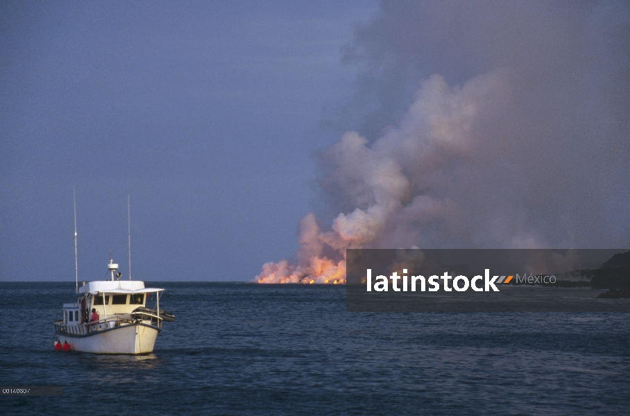 San Juan anclado cerca flujo de lava, cabo Hammond, Isla Fernandina, Islas Galápagos, Ecuador