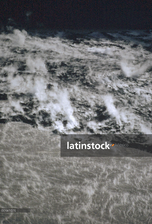 Flujo de lava humeante en el lago de la caldera, la erupción de 1988, Isla Fernandina, Islas Galápag