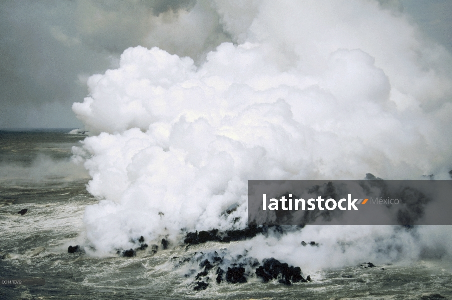 Un Aa lava flujo entrando en el mar causando el penacho de vapor y rodillo, cabo Hammond, Isla Ferna