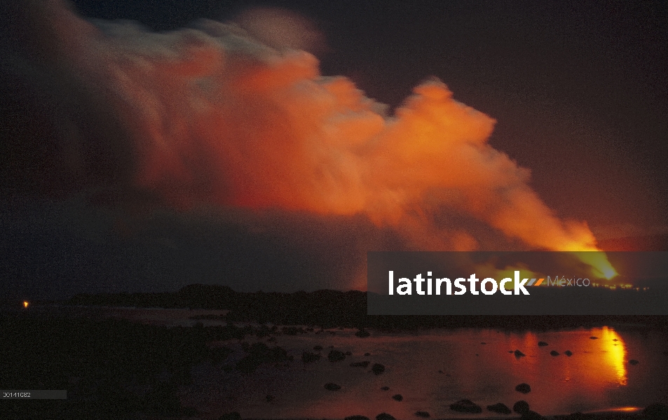 Erupción volcánica se refleja en la piscina de la marea, la Osa mayor visible en el cielo nocturno, 