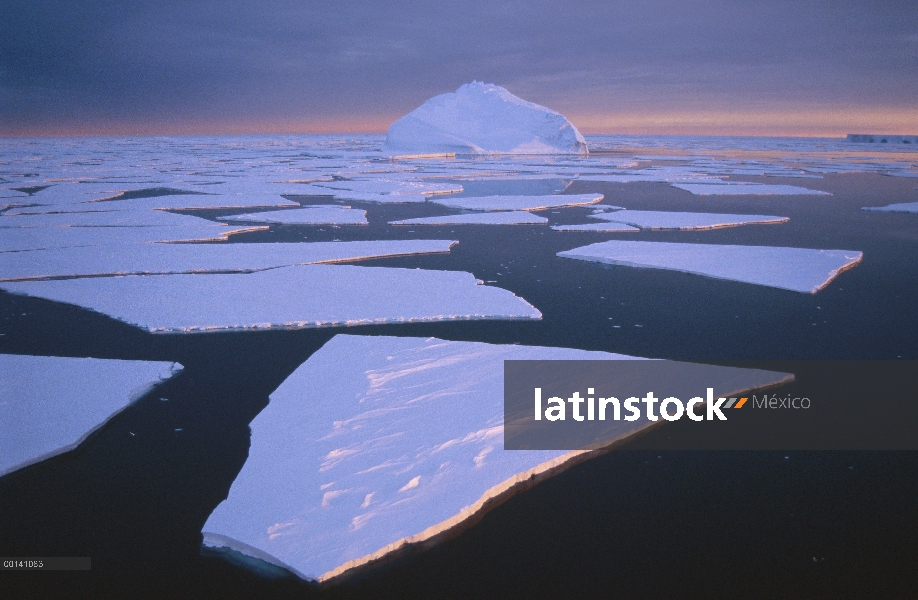 Roto el hielo rápido, bajo inminente noche tormenta, Edward VIII Bahía, Kemp costa este Antártida