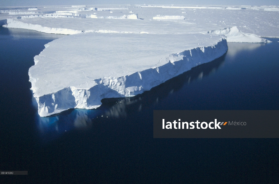 Iceberg tabular borde hielo rápido, Costa del príncipe Olav, Antártida del este