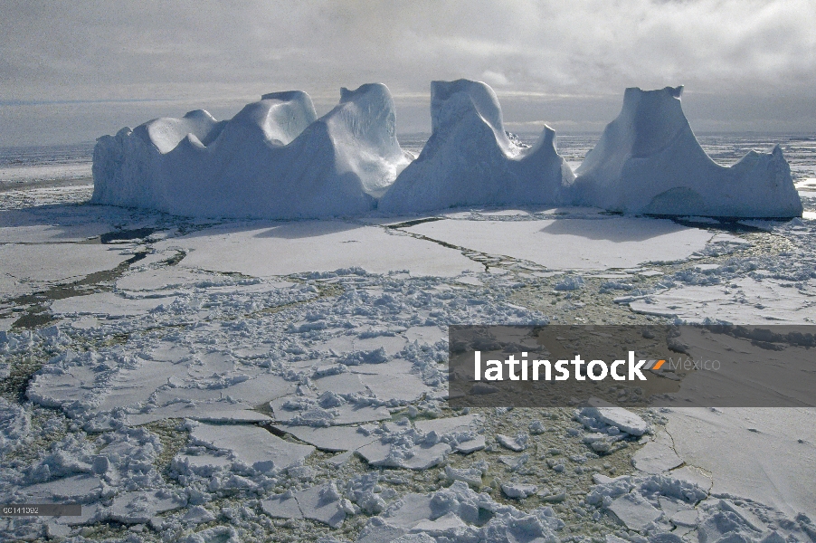 Agua gastada iceberg de hielo del mar, mar de Lazarev, Princesa Astrid Coast, east Antártida