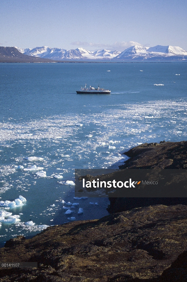 Gira la nave Polaris y descarado hielo bajo la luz del atardecer, Kross Fjord, archipiélago de Svalb