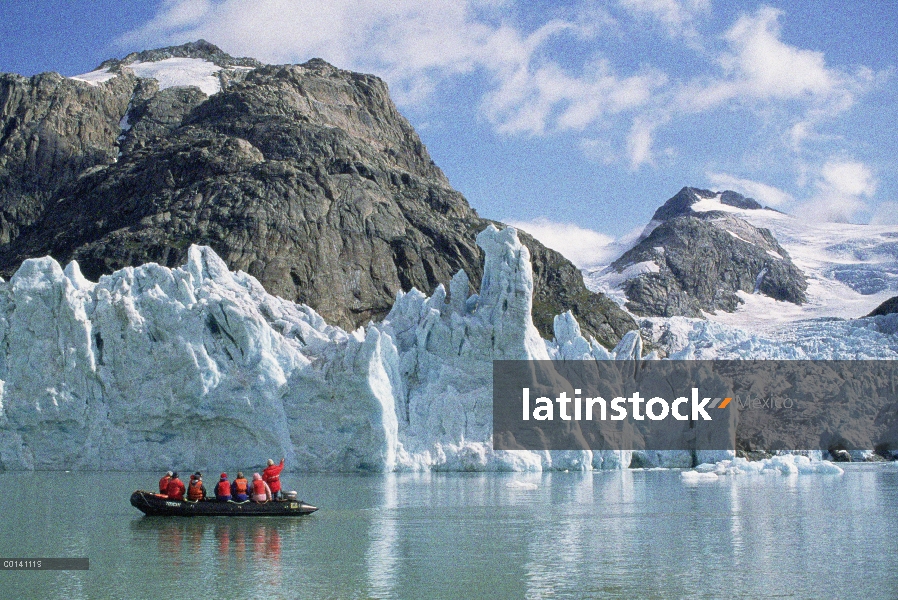 Turistas en glaciares, fiordos de Groenlandia meridional, Prins Christian Sound, Groenlandia