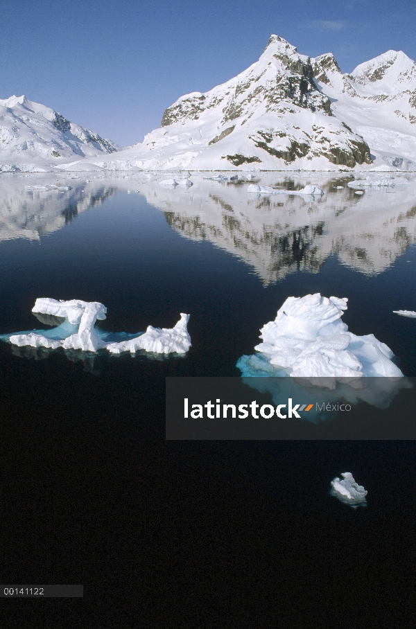 Témpano de hielo y montañas, Paradise Bay, Península Antártica, Antártida