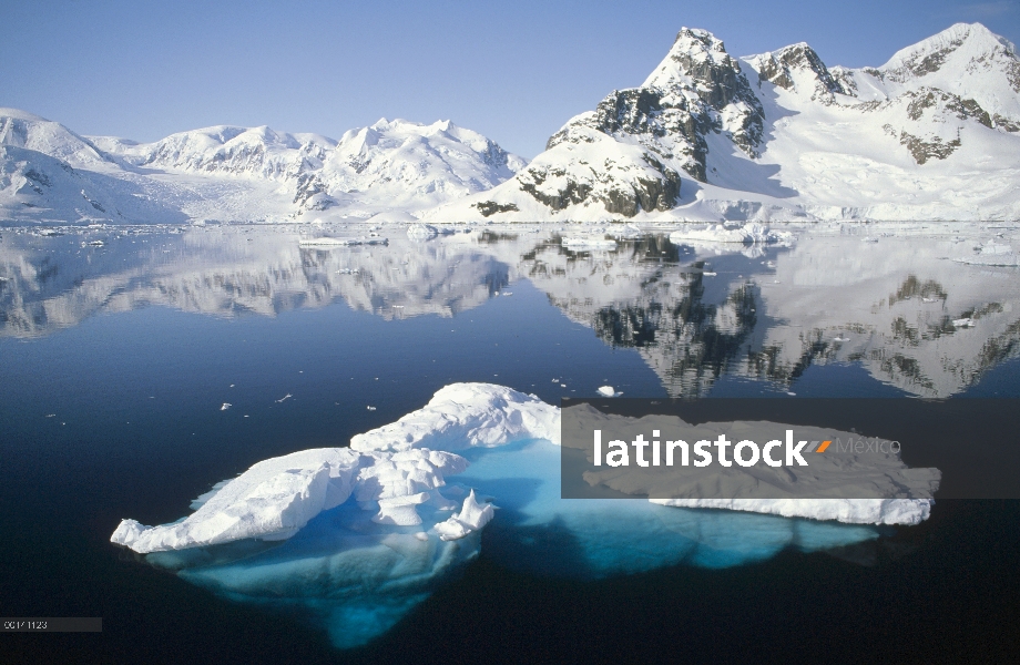 Témpano de hielo y montañas, Paradise Bay, Península Antártica, Antártida