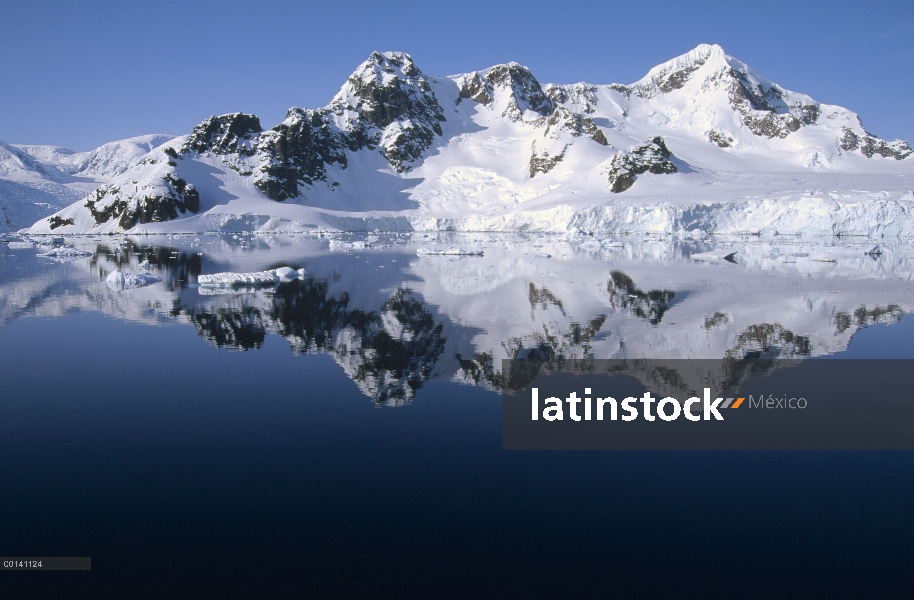 Con montañas que caen directamente en el mar, Paradise Bay, Península Antártica, Antártida del hielo