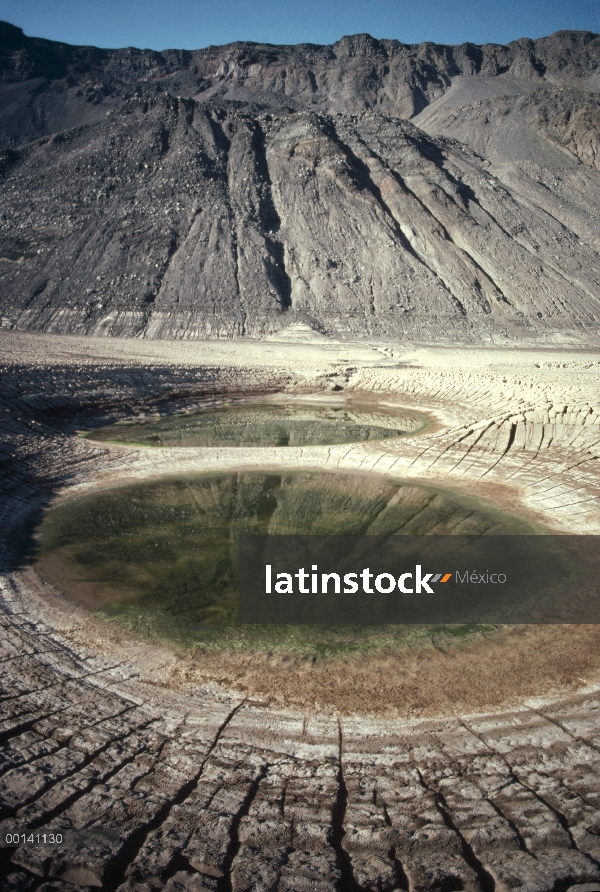 Caldera volcánica, restos del lago después de la erupción, en el piso de la caldera, Isla Fernandina