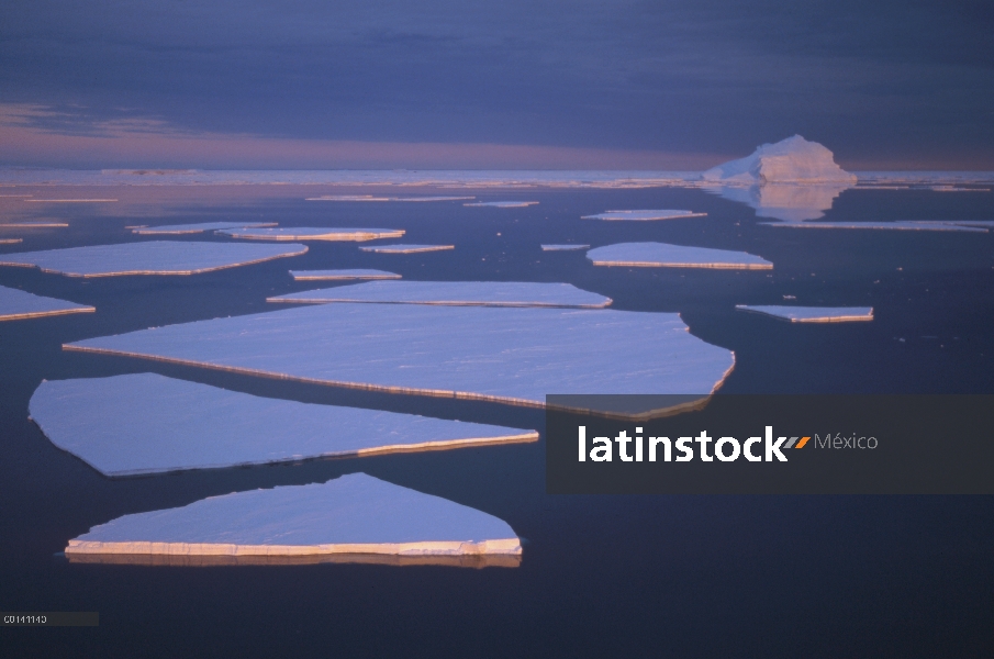 Roto el hielo rápido bajo el sol de medianoche y la inminente tormenta, Edward VIII Bahía, Kemp Cost