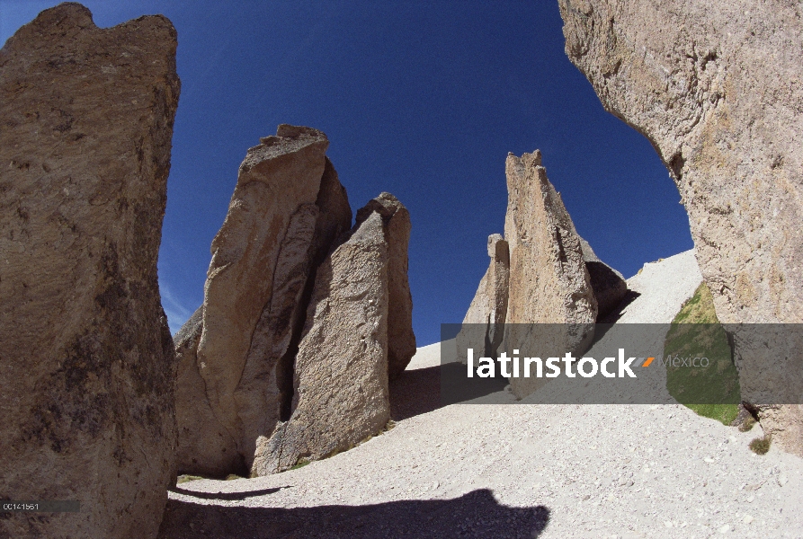 Formaciones de toba volcánica en alto andino meseta, montaña Mismi, Cañón del Colca, Perú