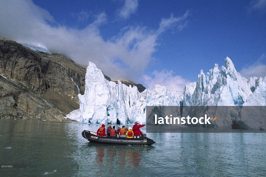 Glaciar con expedición turística en zodiac inflable, fiordos de Groenlandia meridional, Groenlandia