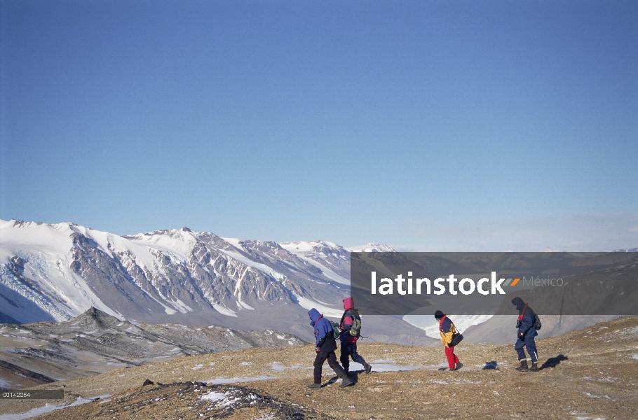 Turistas en el congelado desierto resguardado por gama de Asgard, Taylor seco Valle, mar de Ross, An